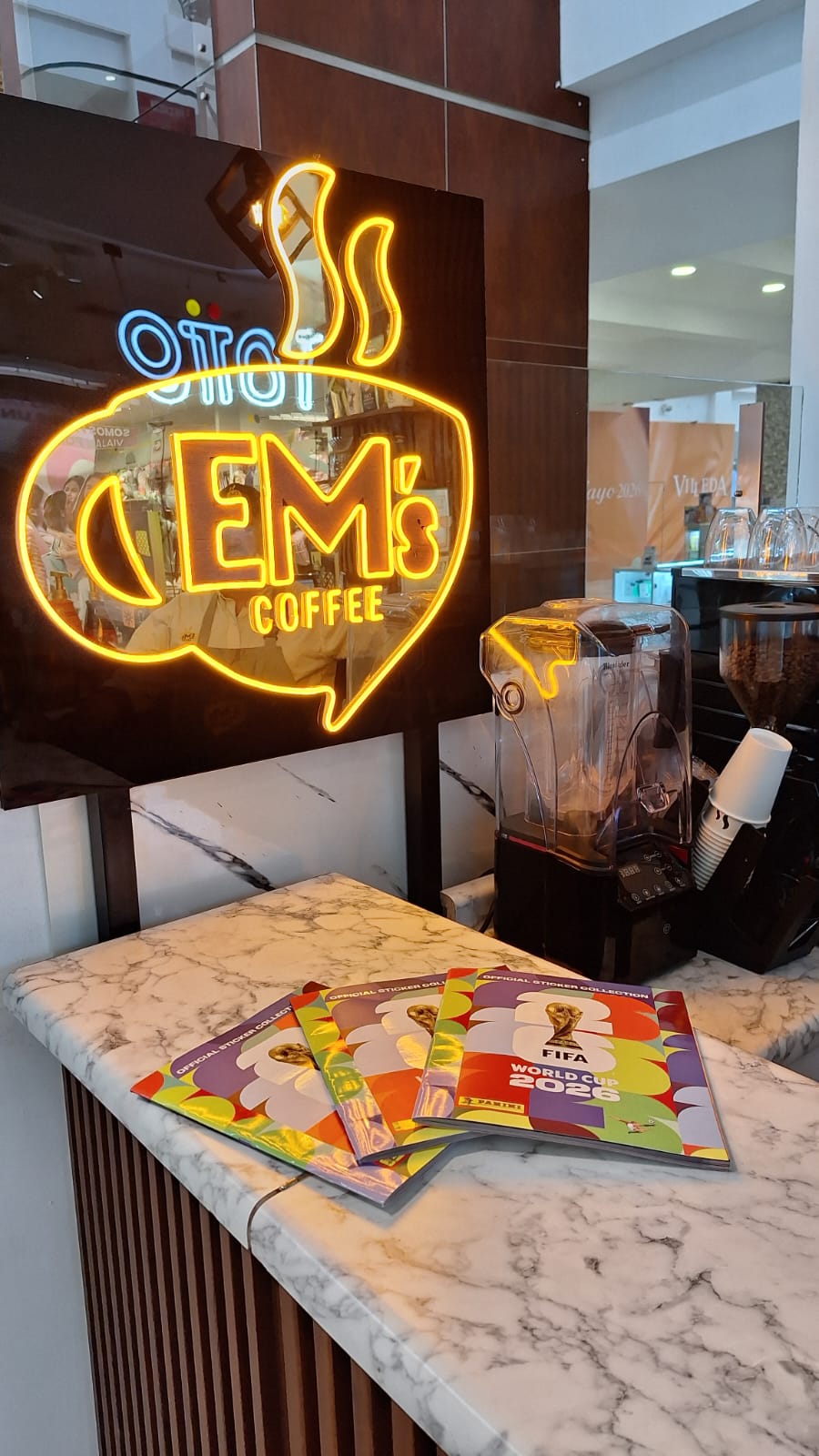 Clientes en EM's Coffee